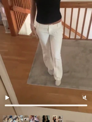 Vita kostymbyxor - Snygga vita kostymbyxor med raka ben och låg midja. Byxorna har medelhög midja, hällor för skärp och klassisk stängning fram. Perfekta för en clean och stilren look. Materialet ser ut att vara en blandning av polyester och bomull. Använda tre gånger men finns inga tecken på användning. De är i tall. 