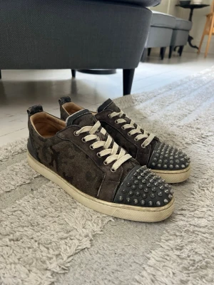 Christian Louboutin - Riktigt feta loubs i camo colorway. Storlek 42. Ena skon har en liten defekt på hälen, utöver den så är skorna i bra skick! Skorna är äkta. Inget OG följs med. 