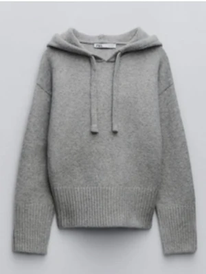 Zara Hoodie  - Mysig grå stickad hoodie med huva och dragsko. Tröjan har ribbstickade muddar vid ärmslut och nederkant, samt en avslappnad passform. Perfekt för en chill och stilren look.