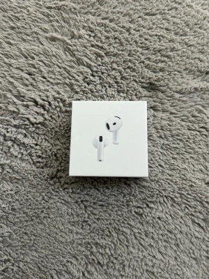 Apple AirPods 4 med brusreducering - Säljer ett par vita Apple AirPods 4 med aktiv brusreducering. Trådlösa in-ear-hörlurar i stilren design, levereras i originalförpackning. Perfekta för musik, samtal och gaming. Kompatibla med iPhone, iPad och andra Apple-enheter.