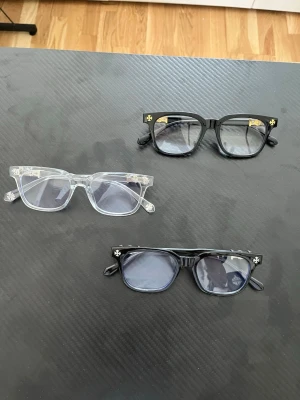 Tre par solglasögon med fyrkantig båge - Pris - 225kr / per styck  Skyddar ögonen från skärm användning samtidigt som de är också en väldigt snygg accessoar.  Kan postas på samma dag.  Glasögonen är perfekt för er som sitter vid en data ofta. Eller om ni vill helt enkelt se fina med de.  OBS! Skriv till mig om vilken färg ni vill ha innan ni köper ifrån mig.  Hör av er vid intresse! 	 	 