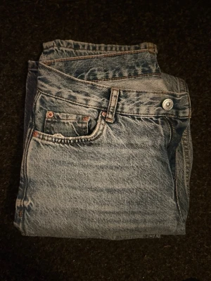 Blå jeans från Gina Tricot  - Använda men ändå i bra skick. Midwaist rak modell. du betalar frakten.                                                             Det är bara att höra av sig om du har funderingar🤗