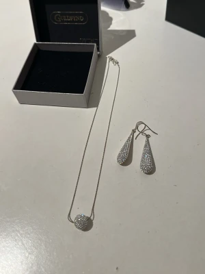Smycken  - Halsband och örhängen i jättefint skick använt vid ett tillfälle. Säljes som ett sätt