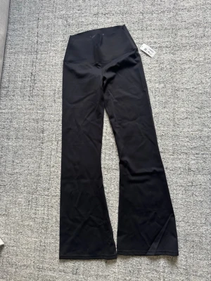 Svarta flare leggings från Cubus - Säljer ett par svarta leggings från Cubus. Modellen heter U Soft Sport High Rise Flare T och är tillverkad i ett mjukt och stretchigt material som sitter skönt på kroppen. Helt nya, prislappen finns kvar! Orginalt pris 599kr