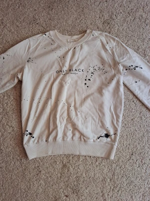 Beige sweatshirt Only Black - Så cool och unik. Bra condition litee nopprig bara.