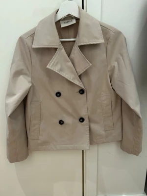 Snygg vårjacka  - Snygg vårjacka med dubbelknäppning och stora slag. Jättesnygg och i bra skick! 