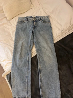 Ljusblå raka jeans från Gina tricot  - Säljer ett par ljusblå jeans från Gina tricot i rak modell. Jeansen är knappt använda, max två gånger. Säljer pga de är för stora för mig. Skriv till mig om det finns frågor 💕