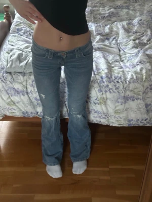 Bootcut jeans med detaljer på fickorna - Säljer dessa low waist bootcut  jeansen från Gina Young storlek 164, använda ett fåtal gånger. Vid fler frågor eller funderingar är det bara att höra av sig!💗