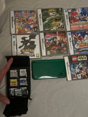 Blandat elektronik och spel  - Ps4 slim - med 3 st fungerande handkontroller   och laddningstatiob kan köpas med. Nitendo DS XL med flera olika spel. Pokémon White diskett värd runt 2000kr med orginal förpackning. WII spel. Ratt och pedal. BUD!
