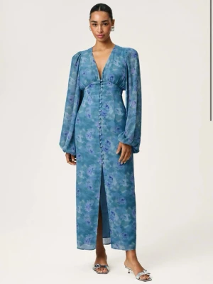 Blå Positano klänning från Adoore, 38 - Säljer min superfina blåa Positano klänning från Adoore i storlek 38❣️Passar även en som vanligtvis har storlek 36❣️Klänningen är i nyskick och har prislappen kvar. Nypris 1695 kr❣️