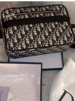 dior axelrämsväska  - snygg axelrämsväska och box tillkommer