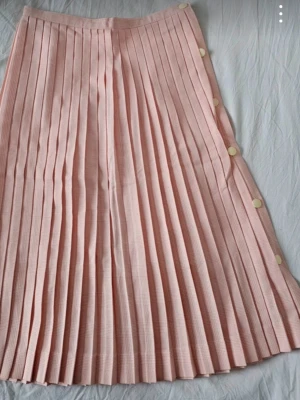 Ljusrosa plisserad kjol, stl. S,M, inköpt i Frankrike  - Underbart tyg! Viskos, linne , och polyester. Fantastiskt färg! Rare find!  Producerades i Frankrike och produceras ej längre! Unik!  Midjan 36×2 Längden 70 cm Skrev att stl. Är S , för att franska storlek är mindre , på kjolen är franska 40 . Kolla midjan/ cm , avgöra vilken stl passar just för dig !!!