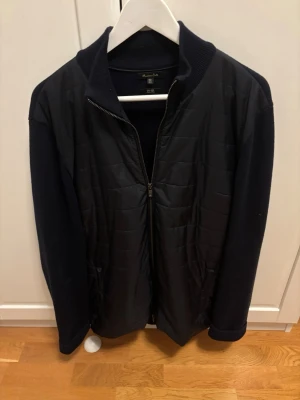 Cardigan från Massimo Dutti - En schysst cardigan från Massimo dutti i storlek L men funkar för M.Priset är förhandlingsbart så det är bara buda.Vid frågor o funderingar så är de bara att skriva.