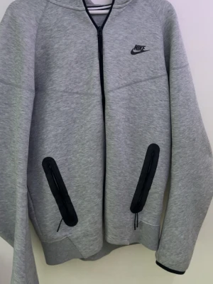 Nike tech - En Nike tech hoodie i storlek L, väldigt bra skick och allt