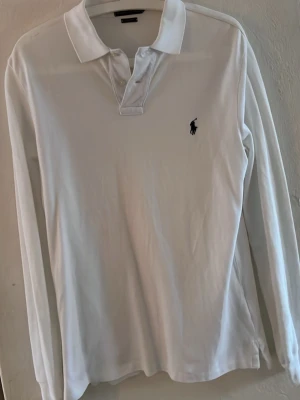 Ralph lauren långärmad piké - Vit långärmad Ralph lauren pike. Säljer för att jag inte vet varför jag köpte den. Bra skick.