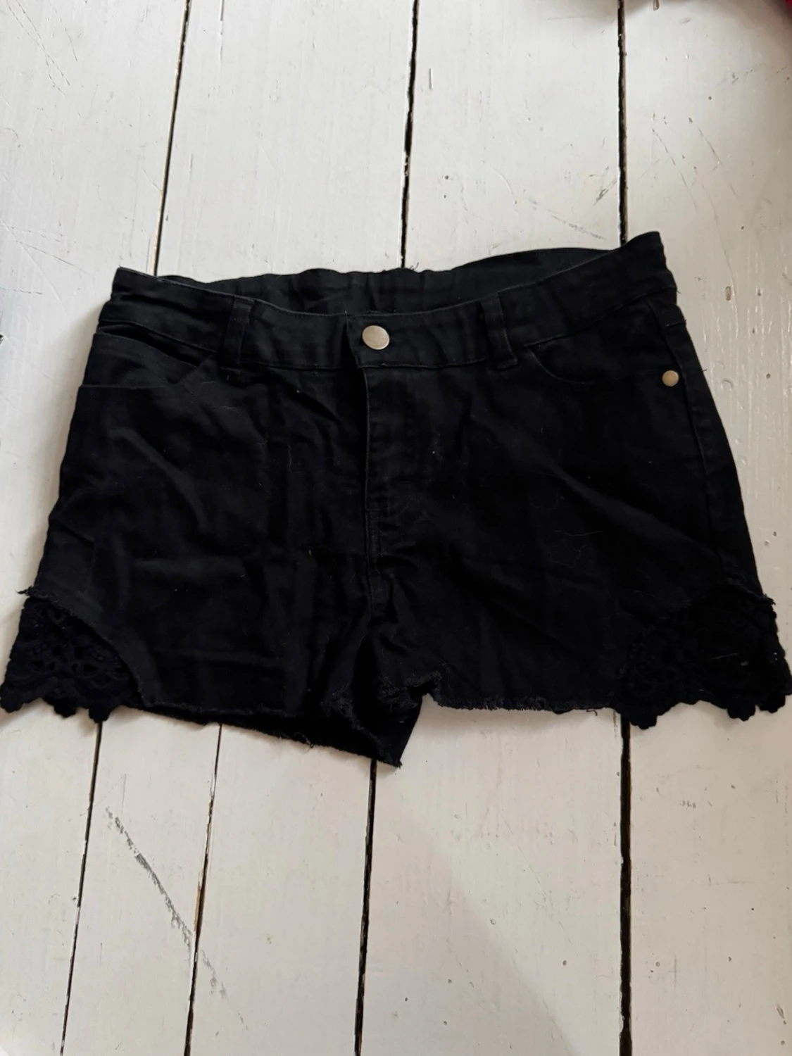 Svarta shorts med spetsdetalj - 1
