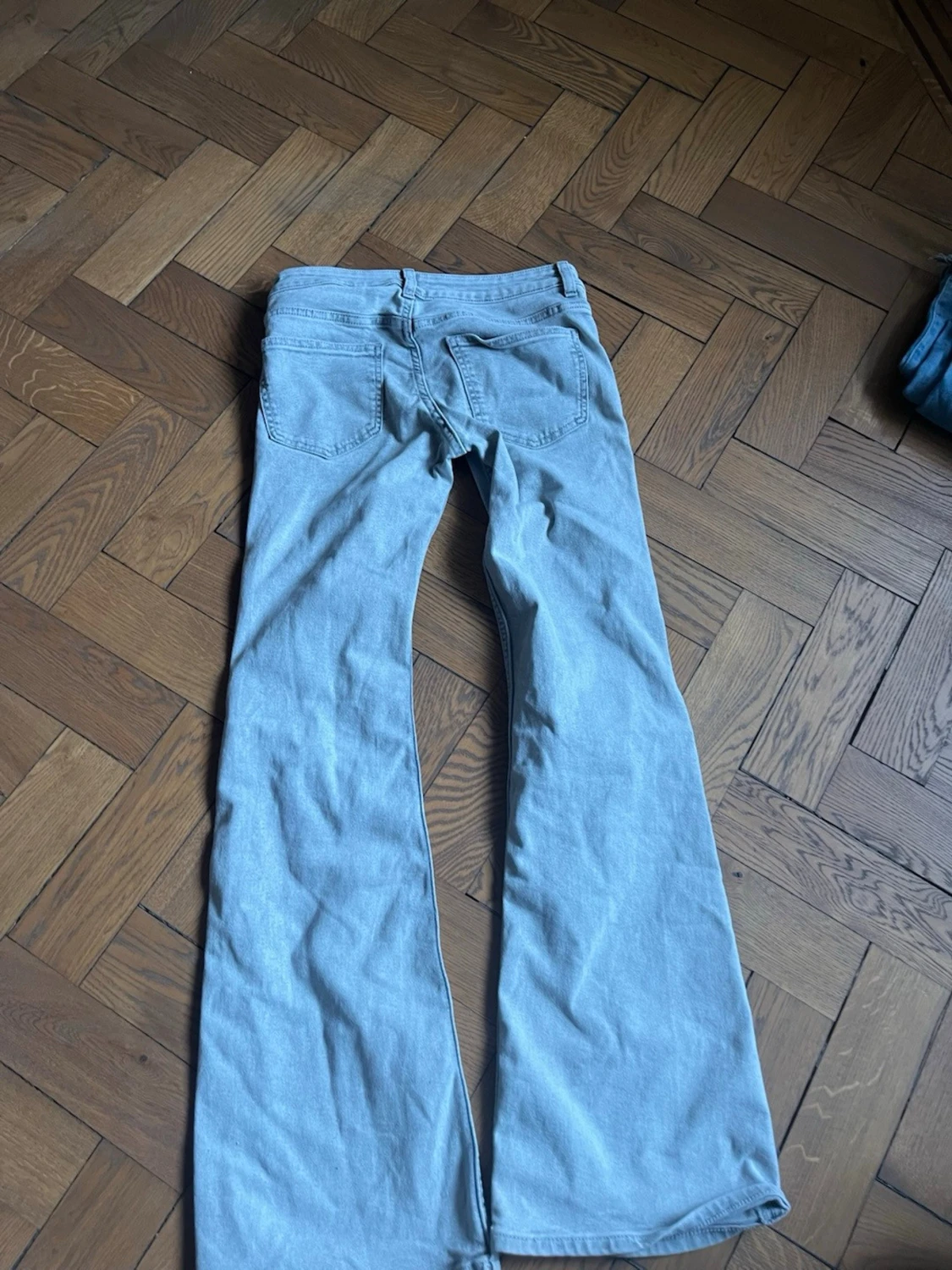 Ljusgrå bootcut jeans - 1