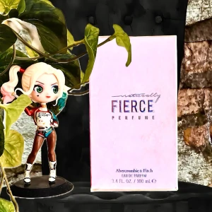 Abercrombie & Fitch ”Naturally Fierce” EDP! - Abercrombie & Fitch "Naturally Fierce" EDP. 100 ml. Plomberad.  Naturally Fierce är en blommig, elegant myskdoft med inslag av trä. Toppnoten bjuder på en solig omfamning av livfullt kaktusvatten, söt agave och blommiga solackord som följs av hjärtnotens inslag med söt apelsinblomma, frangipani och krämig kokos. Den avslutande sensuella basnoten präglas av varmt sandelträ och uppfriskande vetiver.