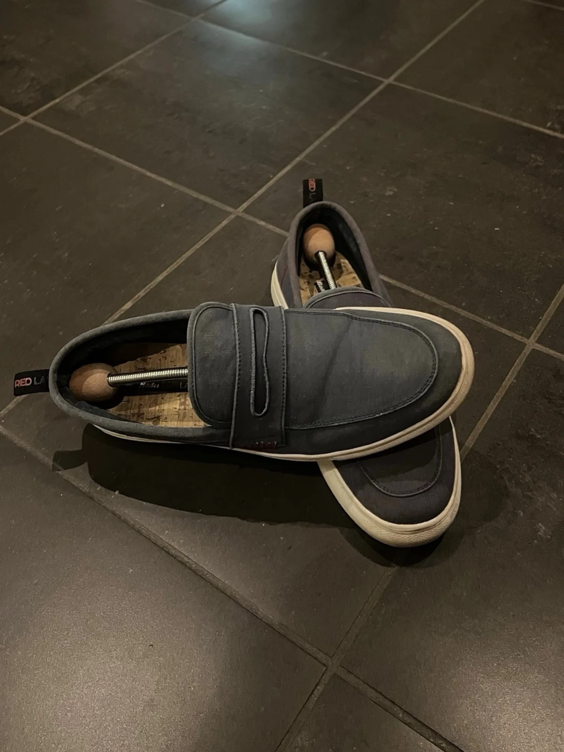 Mörkblå loafers från Red Level