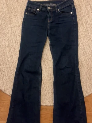 H&M jeans - Säljer dessa mörkblå trendiga slutsålda flaree low jeans från H&M i strl 40 men sitter som 36/38. Jag är 166