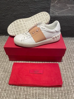 Valentino open (nya) - Hej, säljer nu dessa svin snygga valentino skor. Skorna är i nytt skick! Testade en gång inomhus.  Begränsat antal boxar och dustbag. Hör av dig vid frågor. 