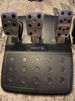 Logitech G29 racingsimulator pedalset - Hejsan säljer denna ratt med pedal, använd ca 10 timmar totalt annars har den bara stått och samlat damm.  Logitech G920 Wheel & Pedals. (Går att koppla in växelspak också om man skulle vilja)  Den har Force-feedback Riktigt läder Fungerar med PS (Kanske Xbox och Pc också, inget jag har koll på dock)  Finns utanför Falun  Satt ett klistermärke i mitten på ratten och lite klister kvar (går att ta bort)   Pris går att diskutera