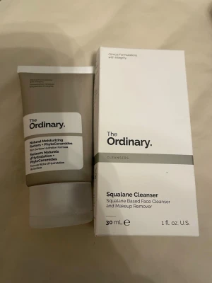 The Ordinary Squalane Cleanser 30ml & kräm - Säljer en Squalane Cleanser unk från The Ordinary – en ansiktsrengöring och makeupborttagning baserad und s again. Tuben är gråvit med vit etikett och svart text. Förpackningen är stilren och minimalistisk, perfekt för dig som gillar enkel hudvård.