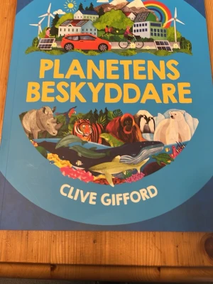 Planetens beskyddare av Clive Gifford - Planetens beskyddare är en inspirerande bok på svenska av Clive Gifford med färgstarka illustrationer. Boken handlar om miljöhjältar och hur man kan skydda naturen, djur och klimatet. Perfekt för dig som vill lära dig mer om hållbarhet och miljö på ett engagerande sätt.