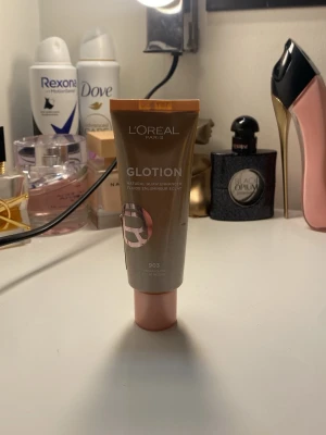 L'Oréal Glotion highlighter 903 - Glow highlighter från L'Oréal Paris i nyansen 903. Kommer i en smidig tub med roséguldfärgat lock och beige/bronsfärgad förpackning. Ger naturlig lyster till huden och har en lättflytande formula som är enkel att applicera.