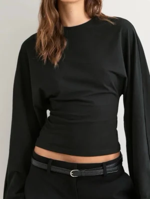 Svart topp med vida ärmar  - Svart topp med vida ärmar och figurnära midja. På mig som är 185 cm blir den lite som en kortare topp/magtröja, men på någon som är kortare blir den mer normal i längden.  Använd få gånger och i jättebra skick. Storlek: S💖