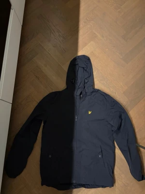 Mörkblå vindjacka Lyle and Scott - En snygg mörkblå vindjacka från lyle and scott