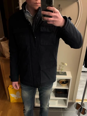 Vadderad Fieldjacket - Köpt i hösten 2025, perfekt jacka att ha en kallare vår dag eller en höstdag. Vadderad så åt det lite tjockare hållet. Storlek S o passar mig bra (182 70KG) 