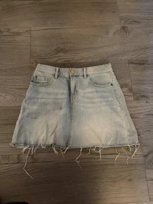 Jeanskjok - Ljusblå jeanskjol med fransig kant. Storlek 164 men passar Xs💞💞