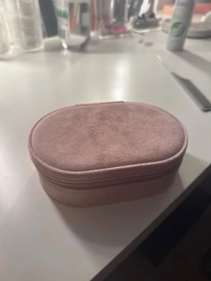 Rosa smyckesväska i sammet - Rosa smyckeskrin i sammet med flera fack för ringar, örhängen och smycken. Perfekt för förvaring och resa!