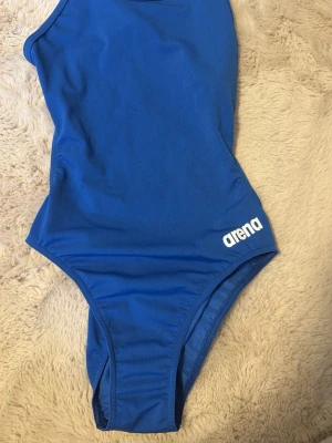 Bl afterr baddräkt från Arena - Helt ny insåg att jag hade fått fel sotorelk när jag hade dragit bort alla lappar så kunnde inte lämna tillbaka. Uk30 