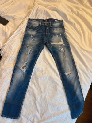 Replay anbass jeans - Säljer nu dessa tvär feta Replay jeansen i modellen anbass, blåa med slitningar. Storleken är W31 o L34. Hör av er för mer frågor🥂