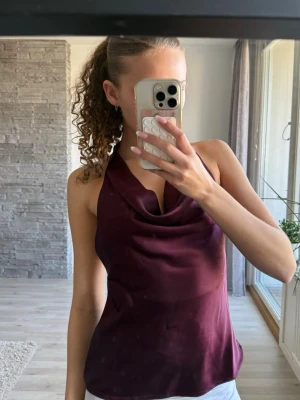 Vinröd halterneck topp i satin - Snygg vinröd halterneck topp i satin med draperad halsringning. Från Gina tricot, använd en gång💕
