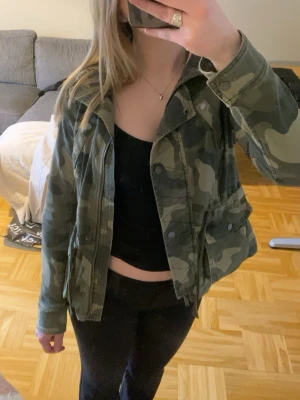  Hollister jacka  - Skit snygg militär/safarijacka från hollister ❣️ super fint skick men känner att jag tröttnat på den ☺️Lagom tunn och perfekt för vår/höst, storlek S 