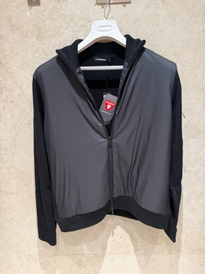 J.Lindeberg Hybrid Jacka - Beck Knitted Hybrid Jacket i Storlek XL, Helt ny med tags! Passar dig från 185 uppåt