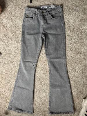 Grå lois flare jeans  - Grå high rise flare jeans från Lois i modellen raval. Nyskick. Nypris 2100
