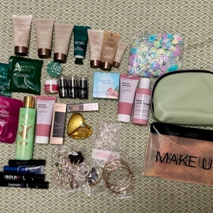 Stort skönhetspaket med hår- och hudvård - Ett blandat skönhetspaket med flera produkter för hår och hud, inklusive hårinpackningar, balsam, ansiktsmasker, läppbalsam, sminkväskor, tvål och accessoarer. Perfekt för dig som vill testa olika märken och produkter inom skönhet.