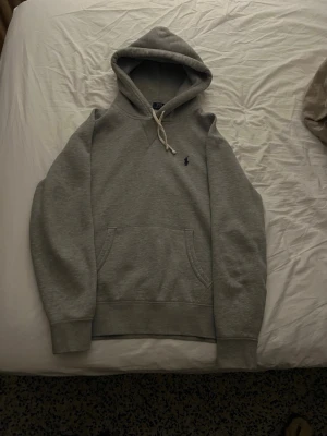 Ralph Lauren hoodie - Säljer nu denna sprillans nya Ralph lauren hoodien som ja knappt använt, storlek M men skulle säga den passar även S. Nypris 2299kr mitt pris 1099kr, går såklart att diskutera!