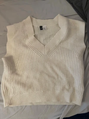 Stickad V-ringad väst - Vit stickad väst från H&M. Storlek S. Väl använd men i gott skick. 