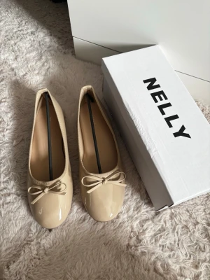 Beige ballerinaskor från Nelly - Snygga beige ballerinaskor från Nelly, helt oanvända så som nya! Ordinariepris 299kr💞