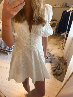 Vit kortklänning med puffärmar - Superfin adoore klänning.