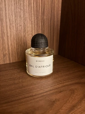 Byredo Bal D’Afrique - Säljer nu splitt på Byredo Bal D’Afrique. Storlekarna som finns är 2,3,5 ml men 10 och 30 går även att lösas. Frakt kan lösas privat eller via plick. Priser|| 99|135|179| Skriv vid minsta lilla fundering🙌