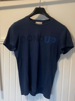 Dondup blå T-shirt med tryck - Väldigt snygg Dondup blå T-shirt med tryck. Tar emot prisförslag / Pris kan diskuteras vid snabb affär. 