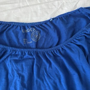 Blå långärmad off shoulder topp från Lindex - En enkel och snygg blå långärmad topp från Lindex. Stretchiga och ganska givande i passform lite stor L till XL. Den är mycket finare på. Jättehärlig färg