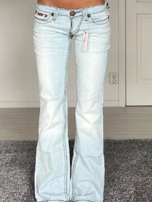 Jeans - Midjemått: 38cm rakt över, innerbenslängd: 81cm 💗