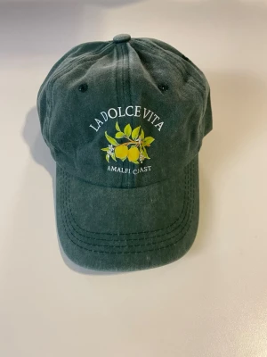 La dolce vita keps 4 färger - Helt ny! Finns 4 färger. Skicket ett meddelande med vilken färg du köper!